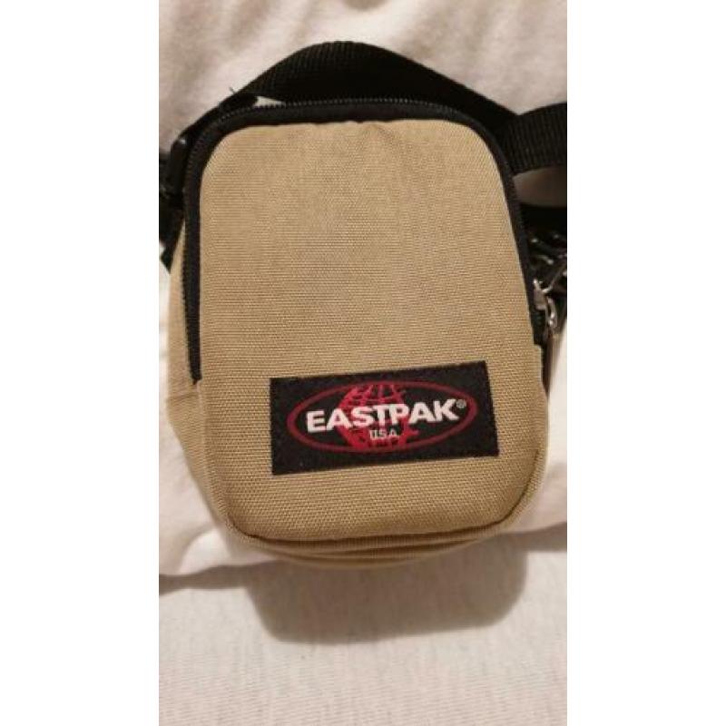Beige Eastpak tasje , 2 vakjes.