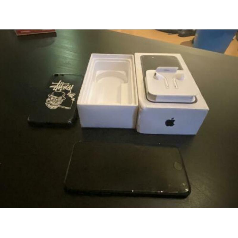 IPhone 7 32GB met nieuwe oortjes en hoesje te koop!