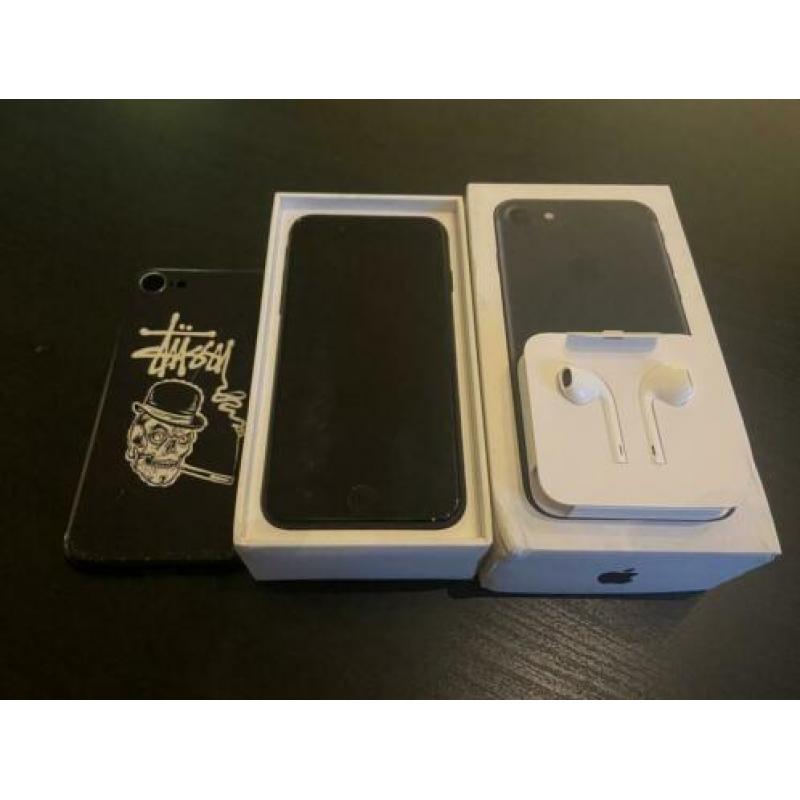 IPhone 7 32GB met nieuwe oortjes en hoesje te koop!