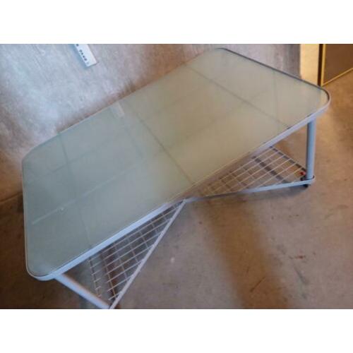 Moderne strakke tafel met blad van glas