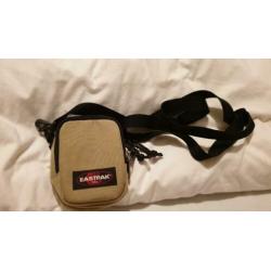 Beige Eastpak tasje , 2 vakjes.
