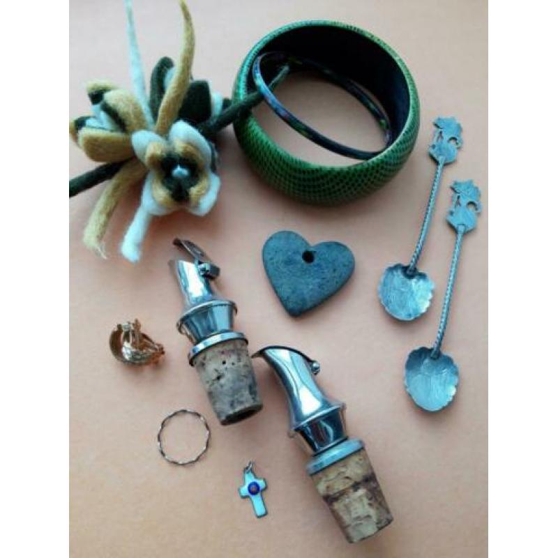 Vrouwen lotje. Curiosa. Indisch zilver. Ring. broche. Hart.