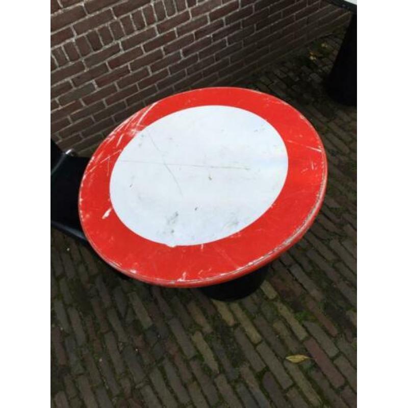 Tafel met Pedrali design poot en verkeersbord blad