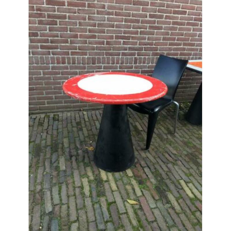 Tafel met Pedrali design poot en verkeersbord blad