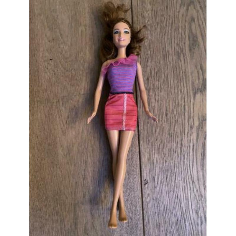 3 Barbie poppen en 1 pop met zwembad en kleren.