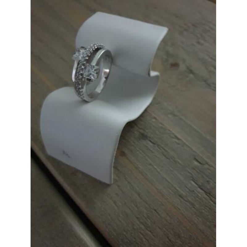 Zinzi damesring Nieuw zilver/zirkonia's
