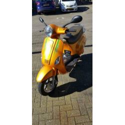 Nette elektrische scooter met nieuwe accu's