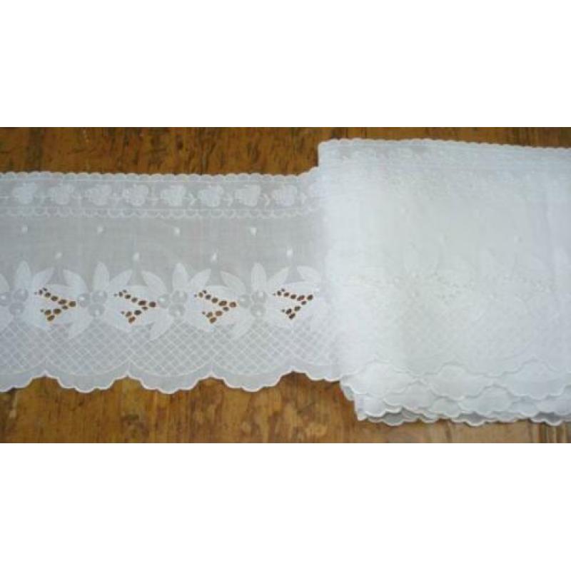 Mooie brede katoenen broderie kant 16 cm breed.