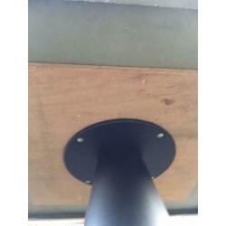 Tafel met Pedrali design poot en verkeersbord blad