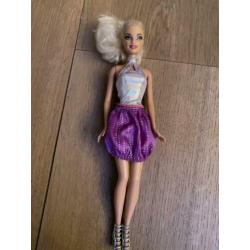 3 Barbie poppen en 1 pop met zwembad en kleren.