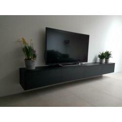 Zwevend tv meubel op maat gemaakt. zwart met hout nerf
