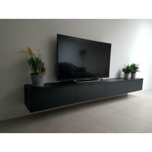 Zwevend tv meubel op maat gemaakt. zwart met hout nerf