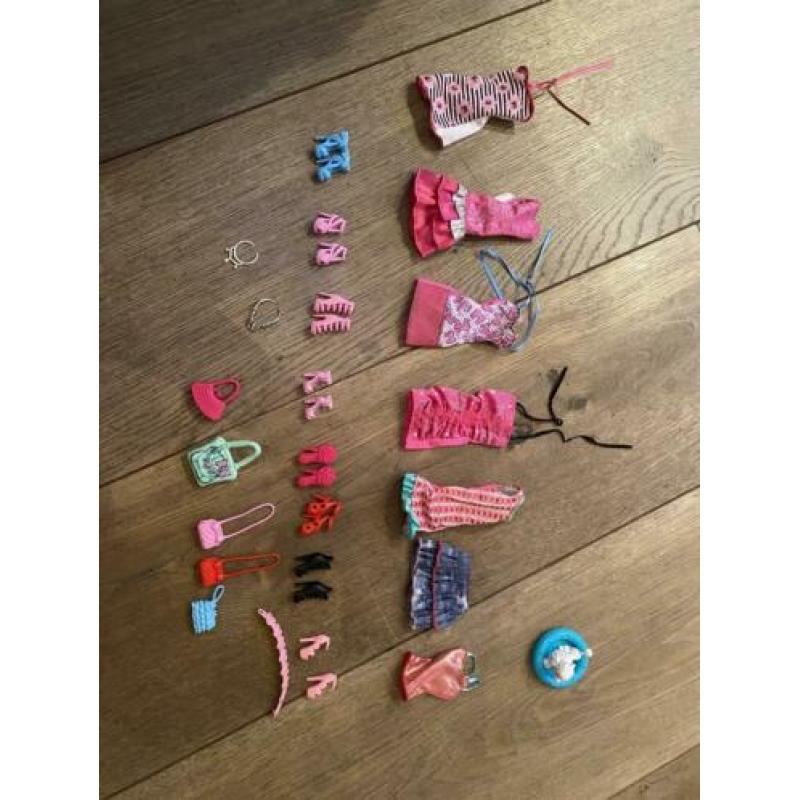 3 Barbie poppen en 1 pop met zwembad en kleren.