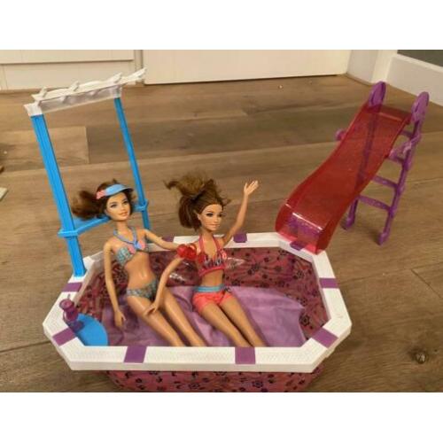 3 Barbie poppen en 1 pop met zwembad en kleren.
