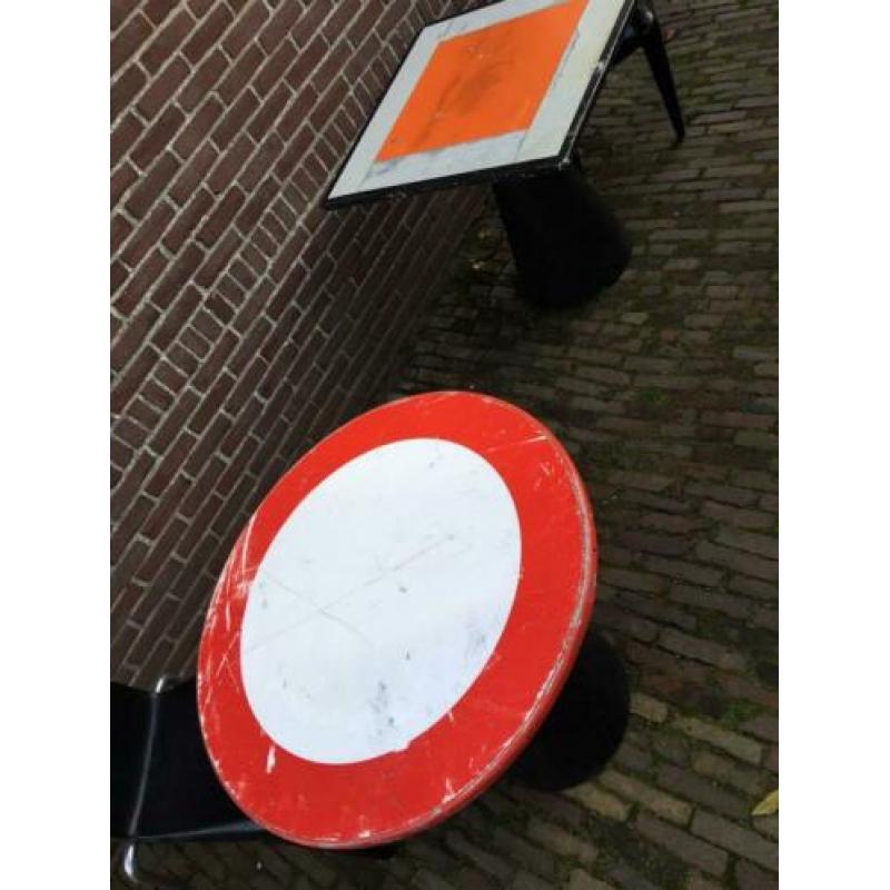 Tafel met Pedrali design poot en verkeersbord blad