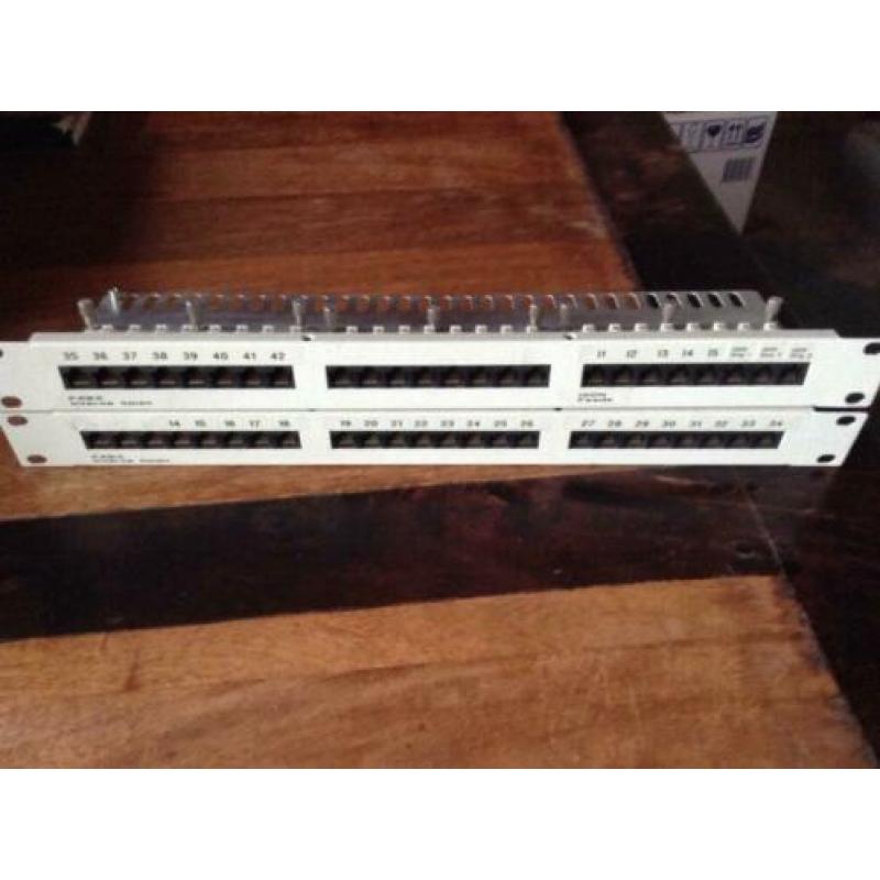Twee 19 inch netwerk-ISDN 8P8C modular plug connector racks