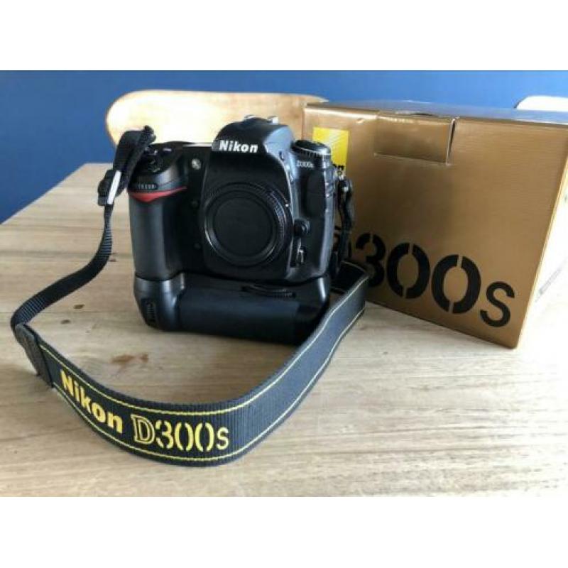Nikon D300s met grip izgst (30289 clicks)