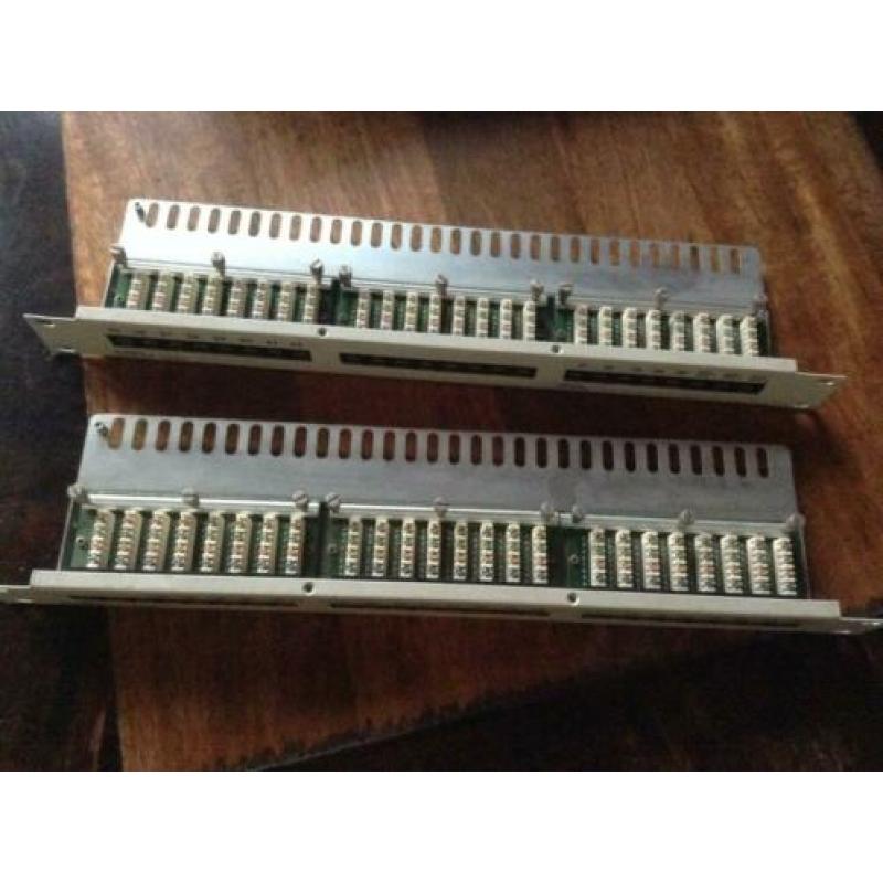 Twee 19 inch netwerk-ISDN 8P8C modular plug connector racks