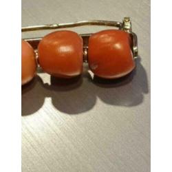 Mooie 14 karaat gouden Broche/Speld met Bloedkoralen.