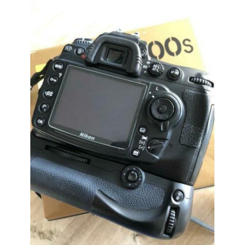 Nikon D300s met grip izgst (30289 clicks)