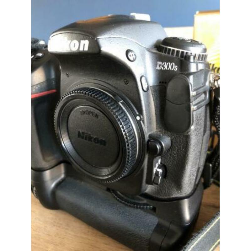 Nikon D300s met grip izgst (30289 clicks)