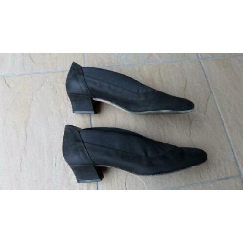 zwarte suede pump stijl dans schoenen maat 40 , afgeprijsd!!