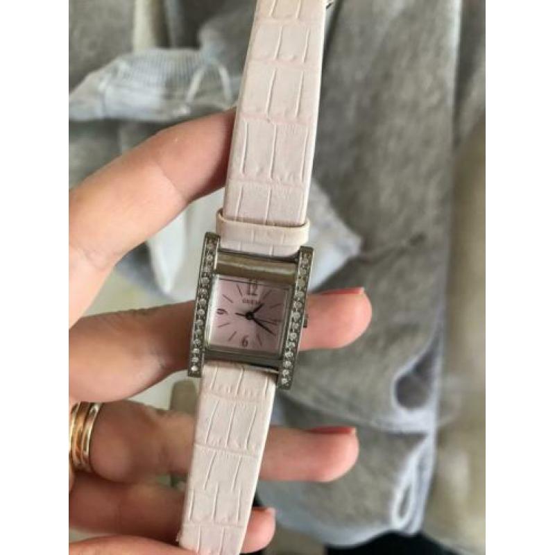 Mooi leren lichtroze horloge met steentjes Guess