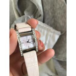 Mooi leren lichtroze horloge met steentjes Guess