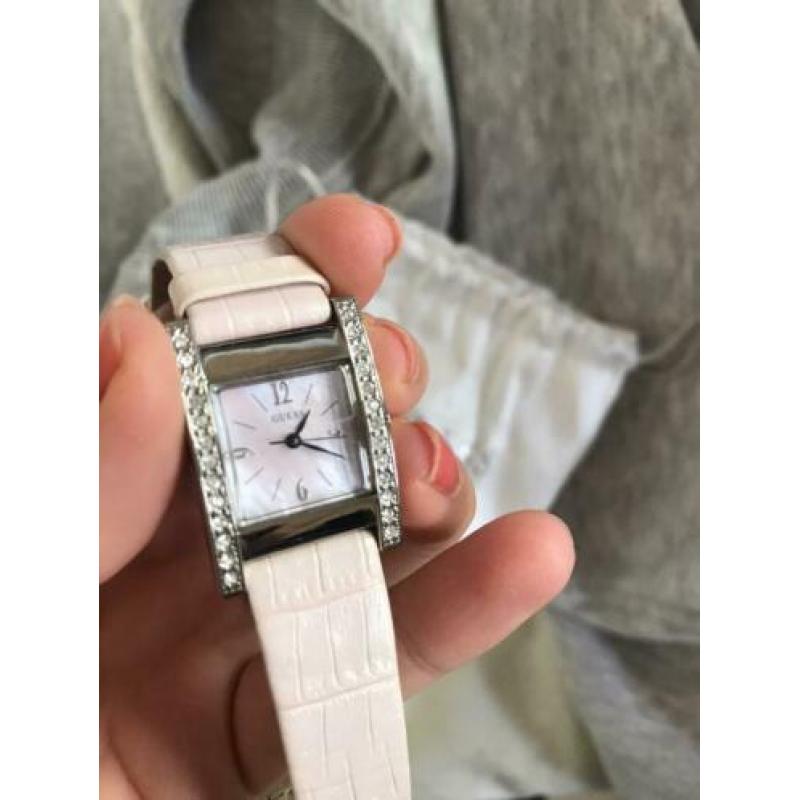 Mooi leren lichtroze horloge met steentjes Guess