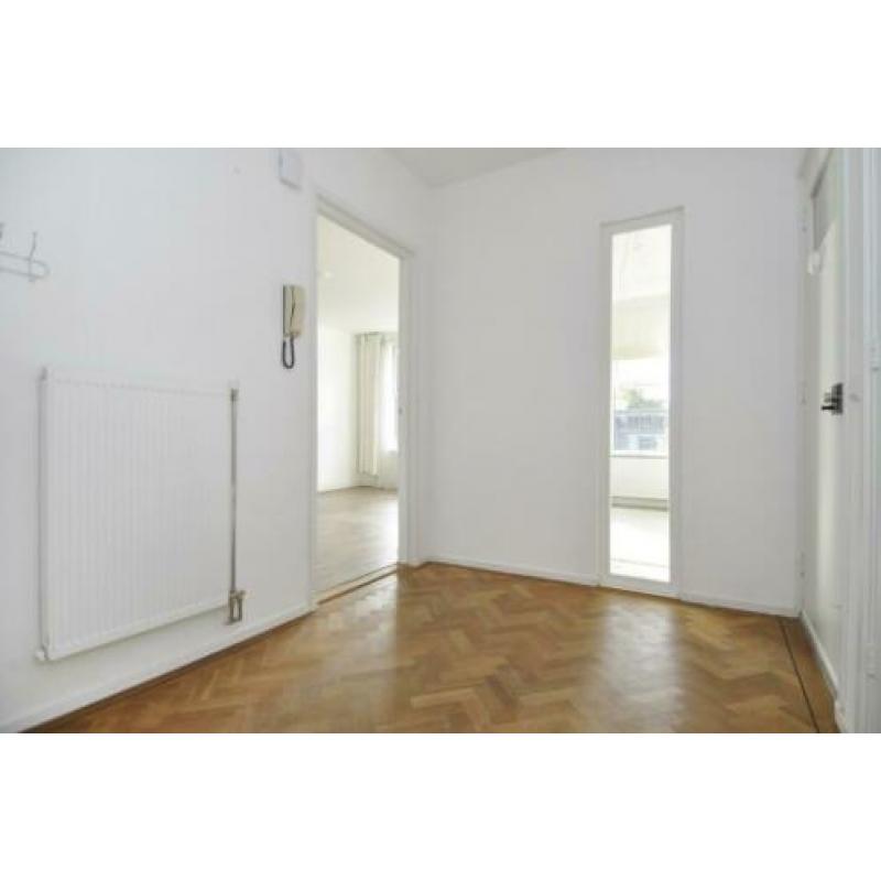 Gerenoveerd appartement met twee slaapkamers en balkon