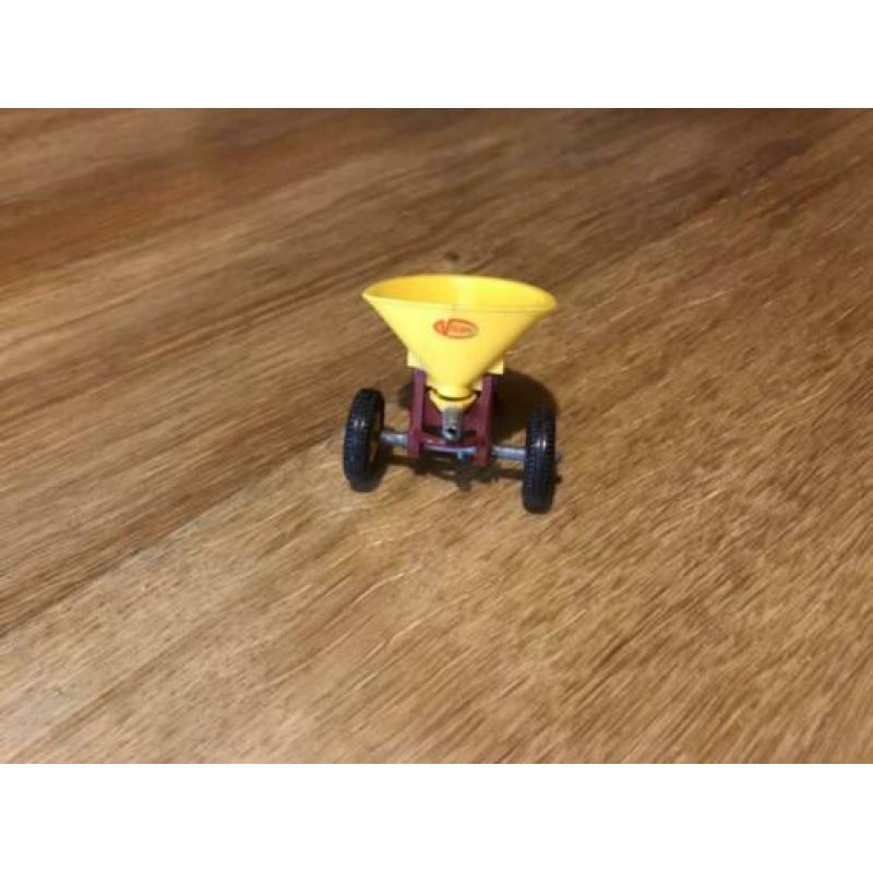 Britains 9538, Vicon Pendelstrooier op ROOD Wielstel, 1:32