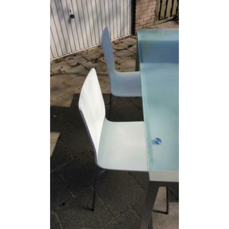Glazen eettafel en/of witte stoelen