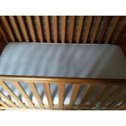 Prachtig houten meegroeibed met matras en matrasbeschermer