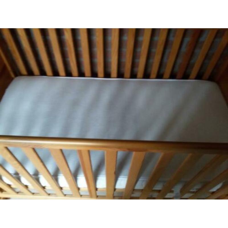 Prachtig houten meegroeibed met matras en matrasbeschermer