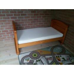 Prachtig houten meegroeibed met matras en matrasbeschermer