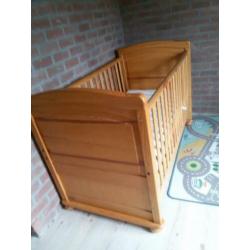 Prachtig houten meegroeibed met matras en matrasbeschermer