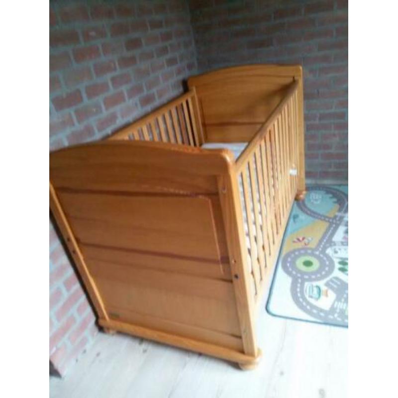 Prachtig houten meegroeibed met matras en matrasbeschermer