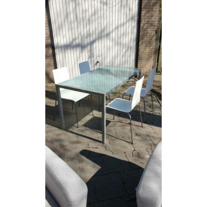 Glazen eettafel en/of witte stoelen