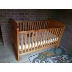 Prachtig houten meegroeibed met matras en matrasbeschermer