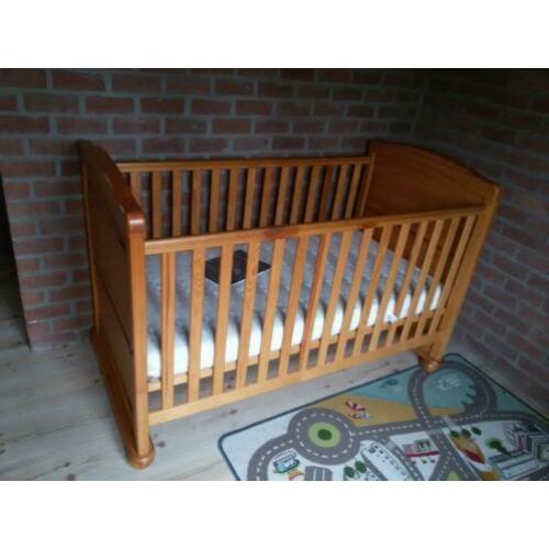 Prachtig houten meegroeibed met matras en matrasbeschermer