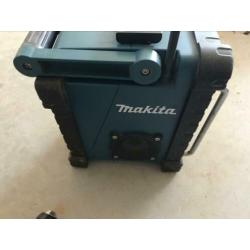 Makita bouwradio + accuboor excl accus
