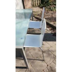 Glazen eettafel en/of witte stoelen