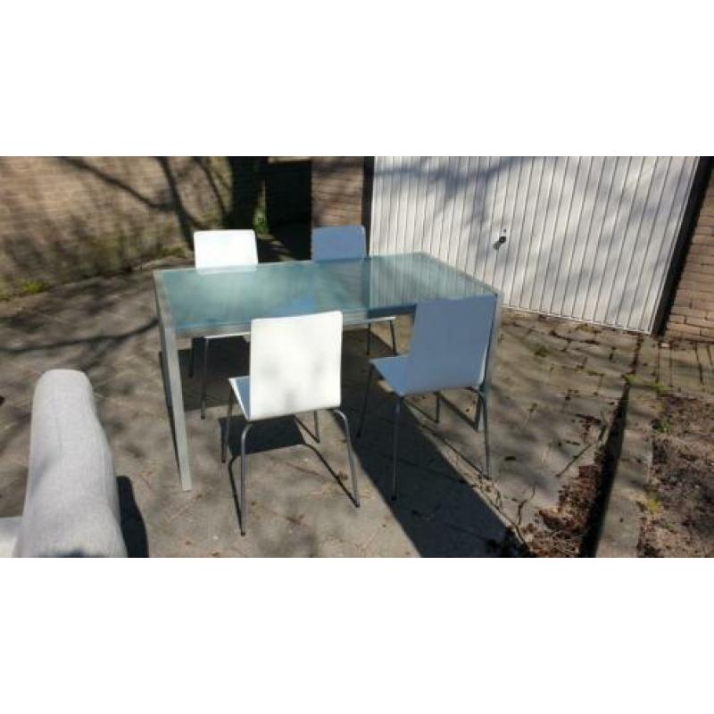 Glazen eettafel en/of witte stoelen