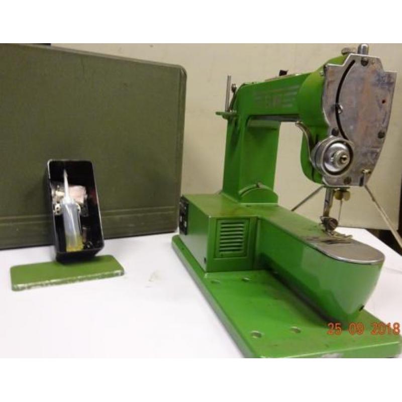 Antieke naaimachine ELNA