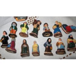 handgeschilderde kerstbeelden in gebakken klei
