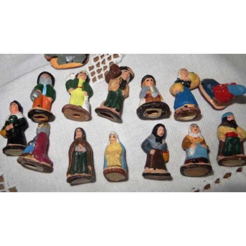 handgeschilderde kerstbeelden in gebakken klei