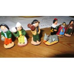 handgeschilderde kerstbeelden in gebakken klei