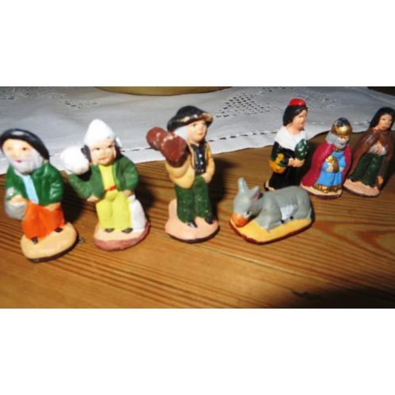 handgeschilderde kerstbeelden in gebakken klei