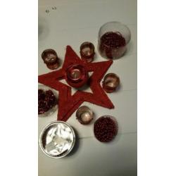 Rieten rode kerstboom 50cm en rode kerstdecoratie