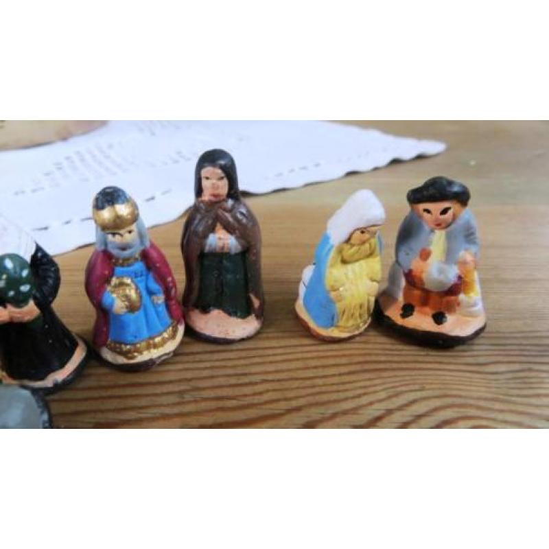 handgeschilderde kerstbeelden in gebakken klei